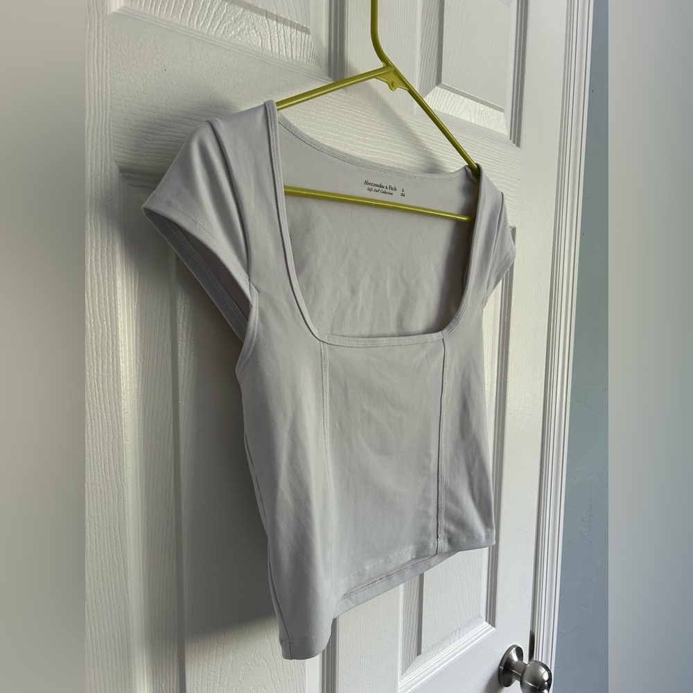 Abercrombie & Fitch Soft A&F Women’s Seamless Fabric Cap Sleeve Cropped Tee sz S - Picture 3 of 7
